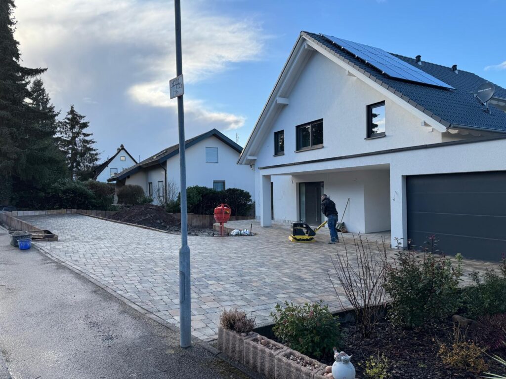 Fertiges Wohnhaus mit neuer Hofeinfahrt