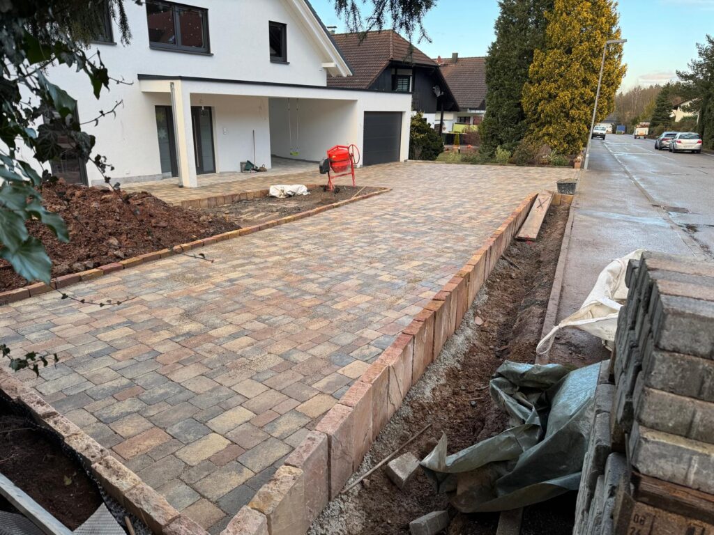 Neu gepflasterte Hofeinfahrt