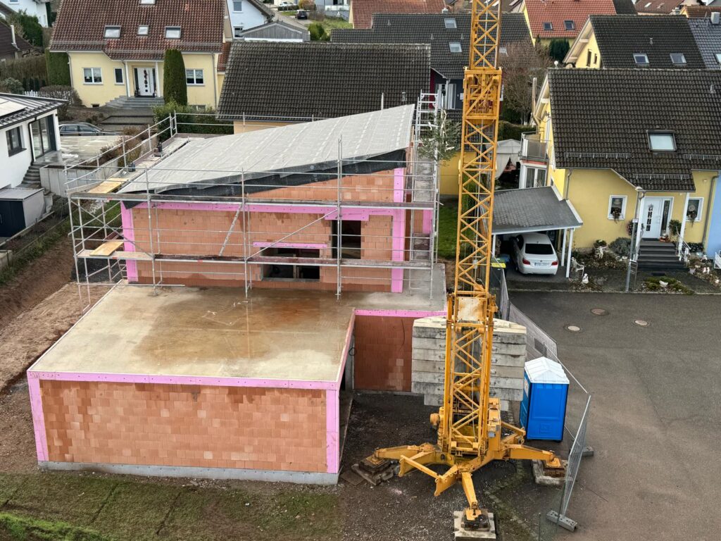 Rohbau eines Wohnhauses mit Kran