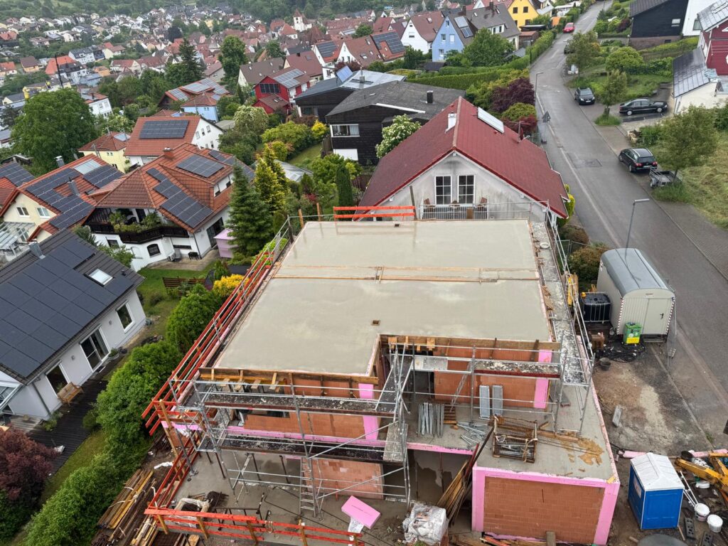 Baustelle eines Wohnhauses von oben